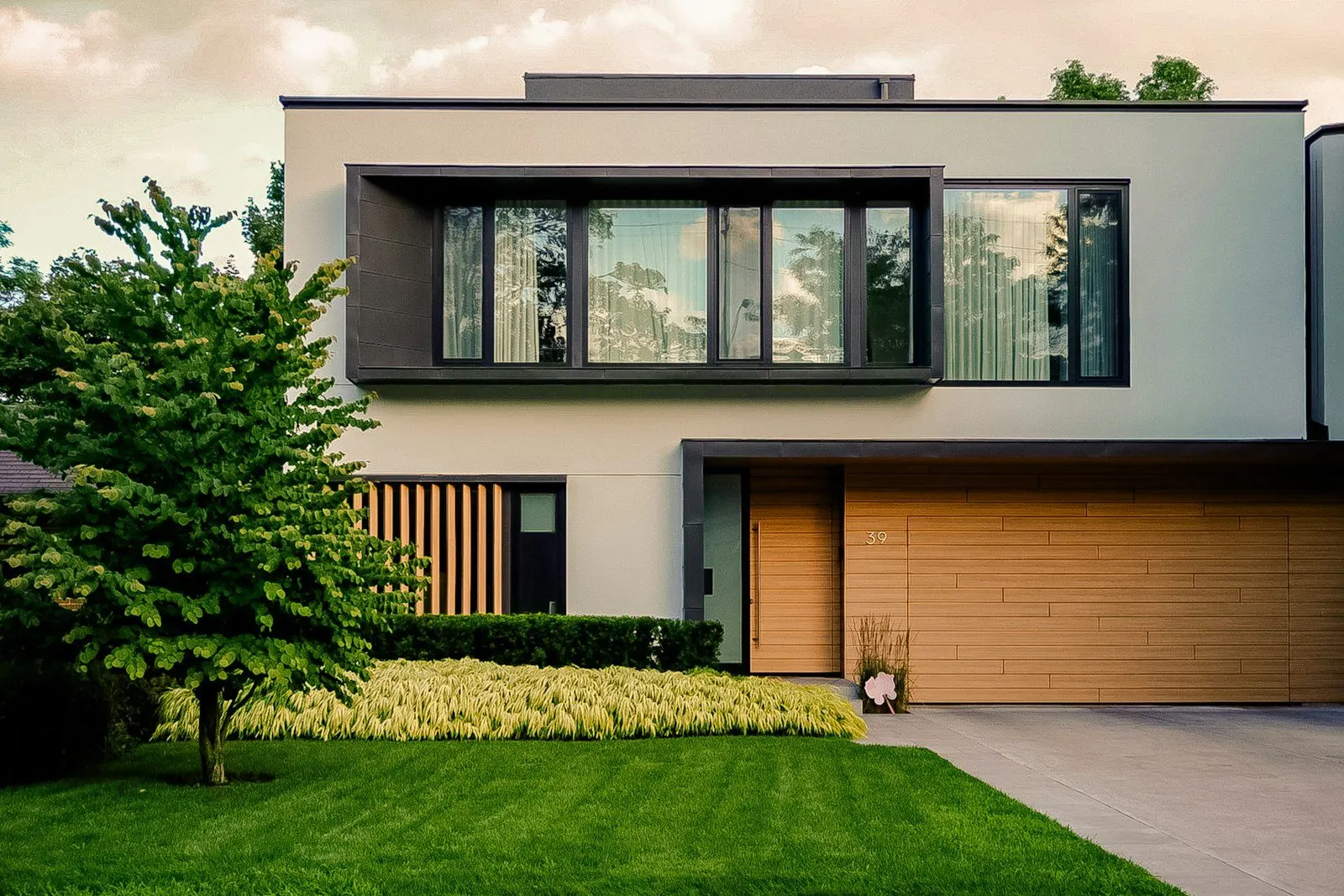 Fachada de una vivienda contemporánea con jardín