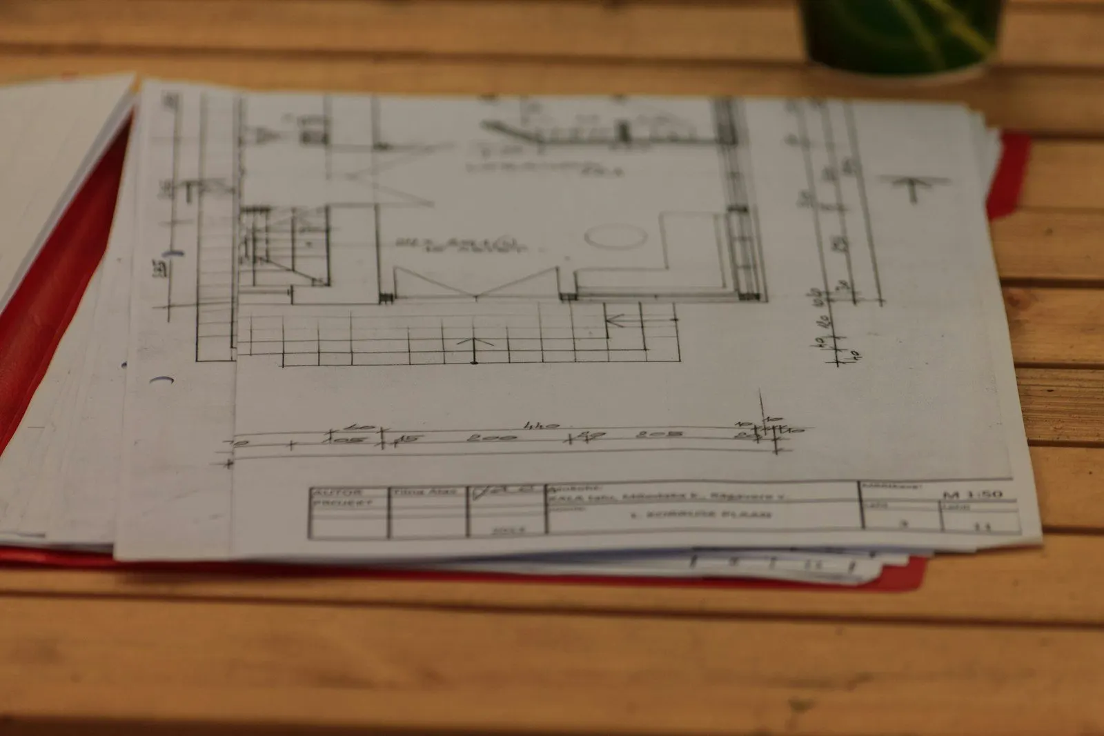 Plano y carpeta de expediente sobre la mesa